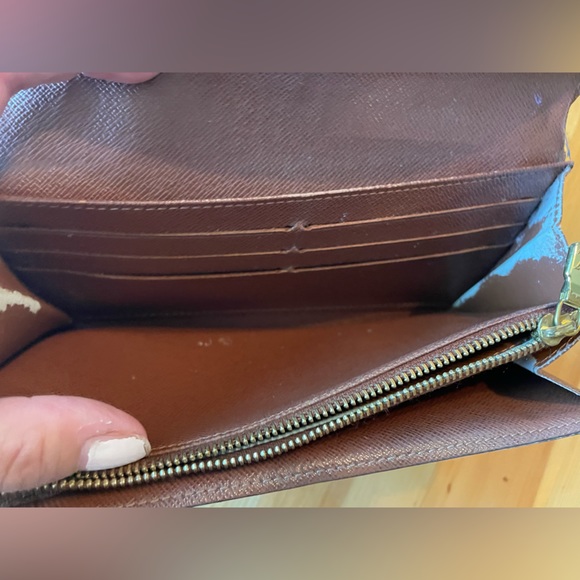 Louis Vuitton Monogram Sarah Wallet - Picture 6 of 15